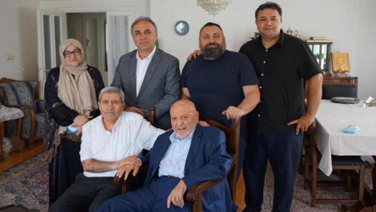 TYB İstanbul Şube Başkanı Mahmut Bıyıklı ve yönetim kurulu üyeleri, Hasan Aksay'ı evinde ziyaret etti.