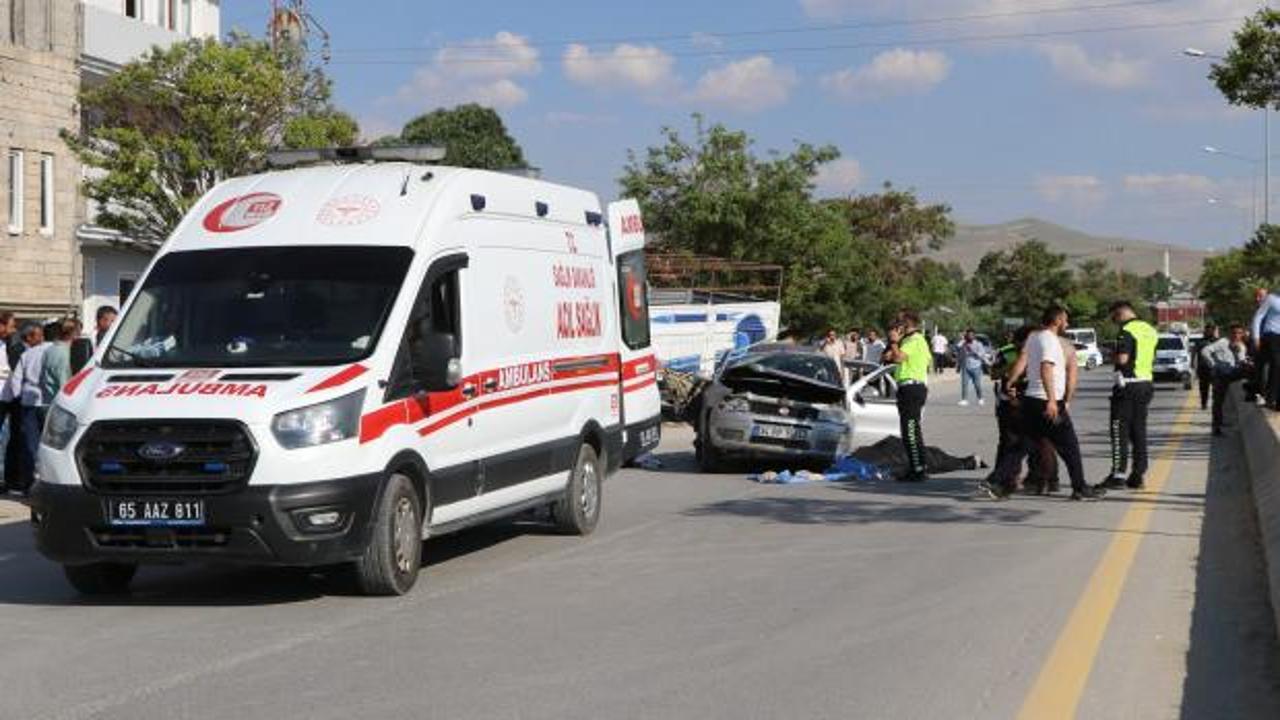 Van-Hakkari kara yolunda meydana gelen trafik kazasında hasar gören otomobil.