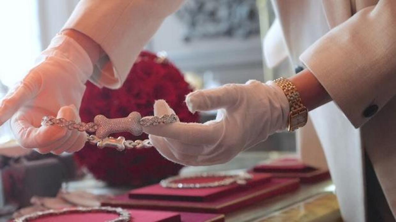 Lalique Müzesi'ne yapılan soygun sonrası kırık vitrinler ve giriş kapısı.