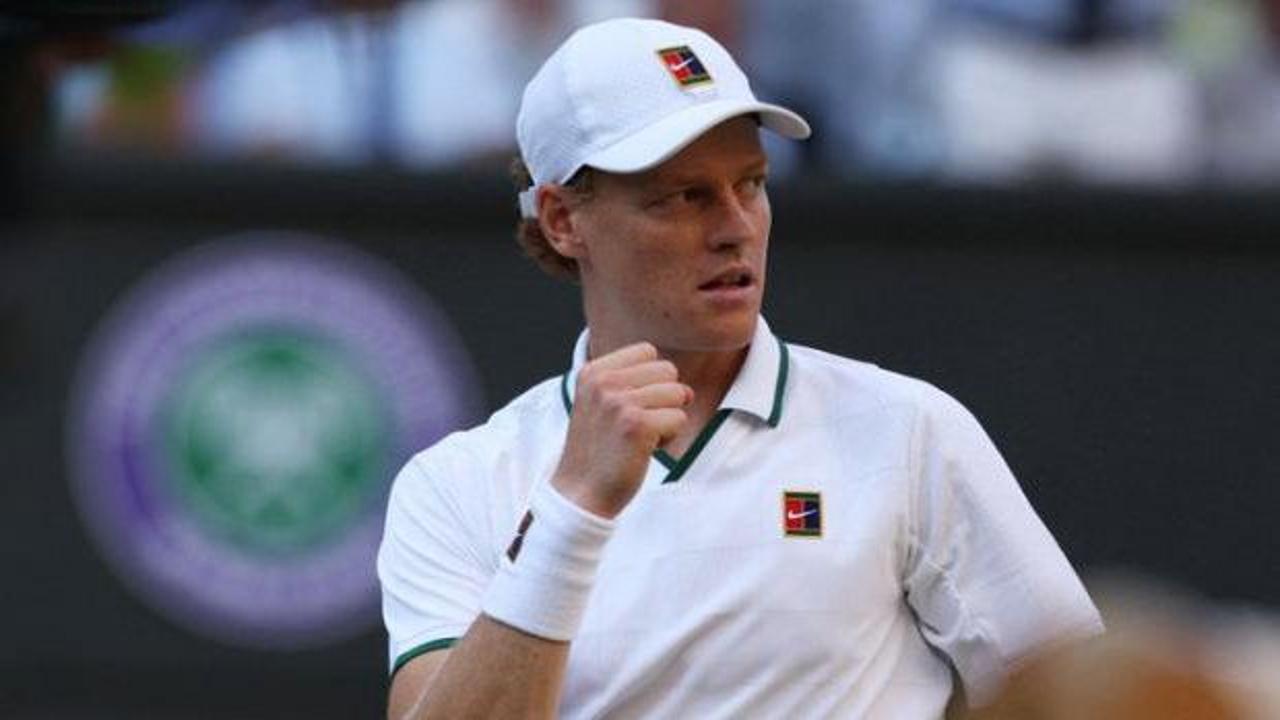 Jannik Sinner, Wimbledon kupasıyla zaferini kutluyor.