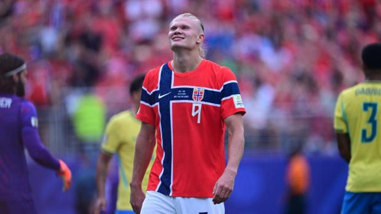 Erling Haaland, Norveç'in Brezilya'ya karşı attığı gol sonrası seviniyor.