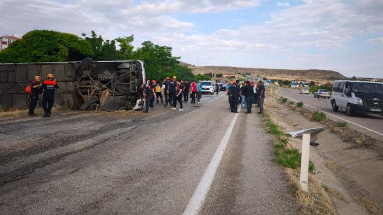 Yolcu otob&uuml;s&uuml; devrildi! &Ccedil;ok sayıda yaralı var