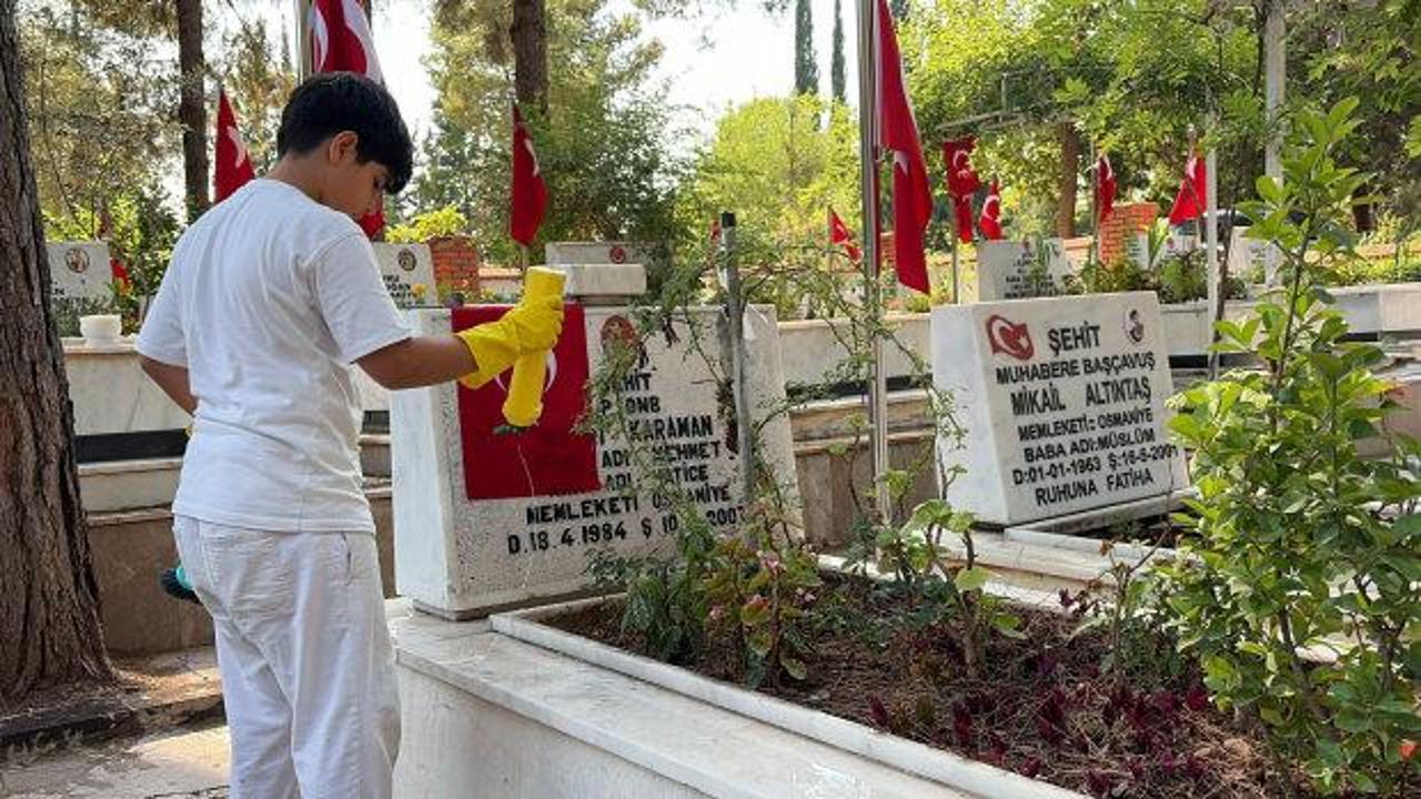  10 yaşındaki Abdullah milyonlara &ouml;rnek oldu! Şehit kabirlerini ve &ccedil;eşmeleri temizliyor