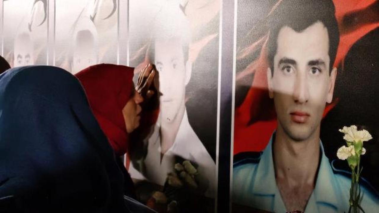 15 Temmuz şehidi Halil Işılar'ın annesi Hülya Işılar, oğlunun fotoğrafına sarılırken.