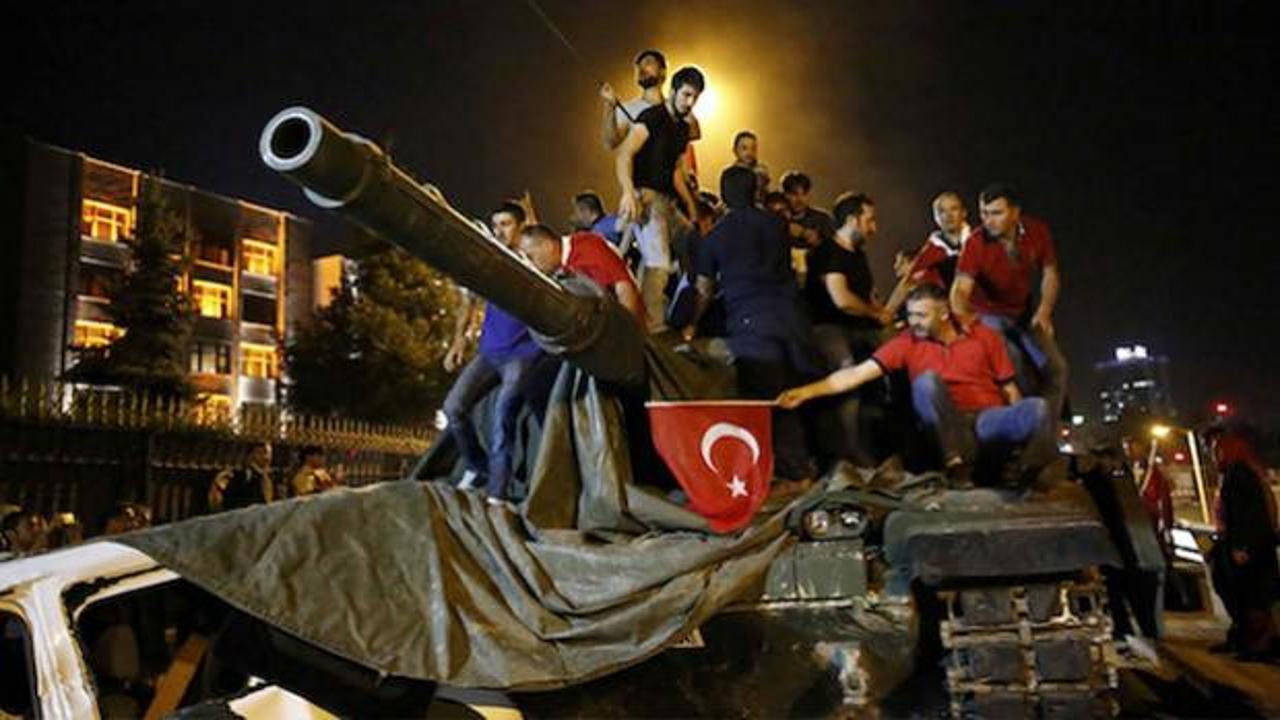 15 Temmuz hain darbe girişimi anısına Türk bayrağı ve şehitler anıtı.