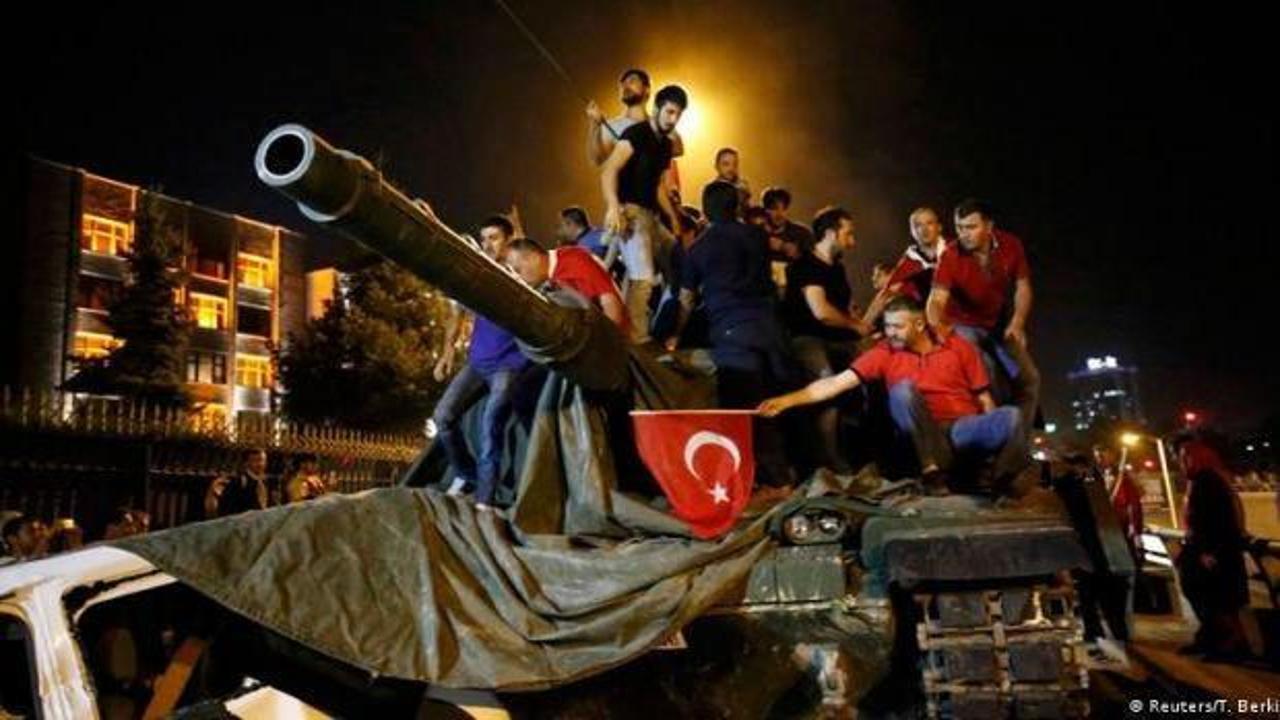 Doç. Dr. Özgür Bayram Soylu'nun 15 Temmuz darbe girişiminin Türkiye ekonomisine etkileri üzerine yaptığı analizleri gösteren haber görselleri.