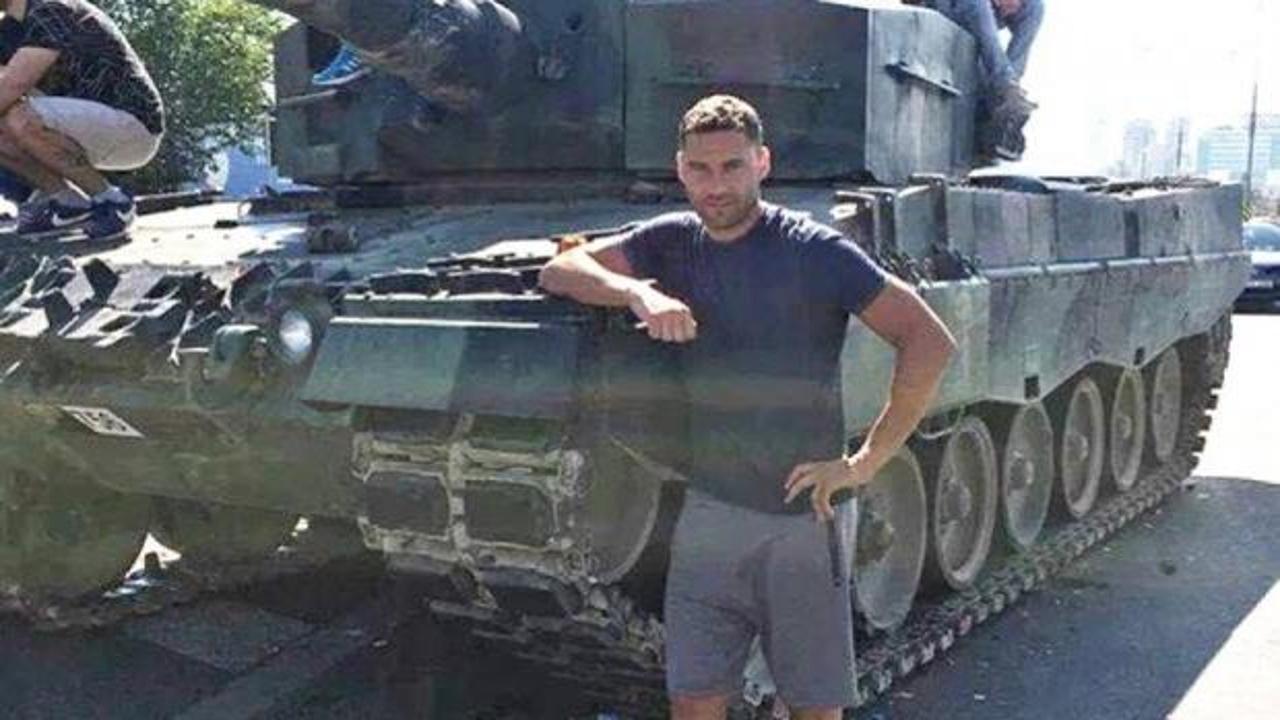 Dusko Tosic'in 15 Temmuz gecesi bir tankın yanında verdiği pozun fotoğrafı.
