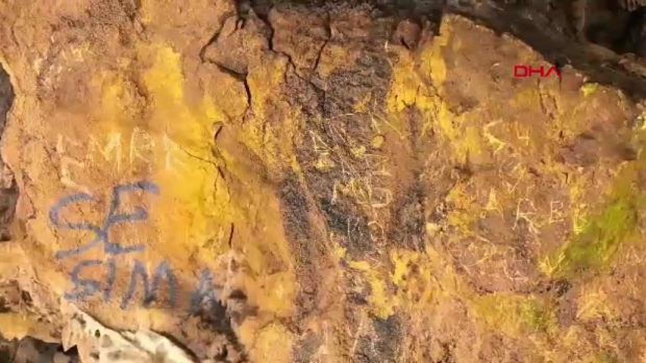 Oylat Mağarası'nın sprey boyalarla yazılmış duvarları