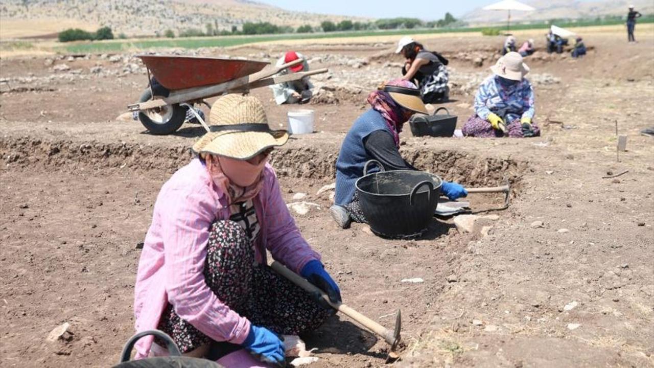 Çayönü Tepesi'nde arkeolojik kazı çalışması yapan arkeologlar