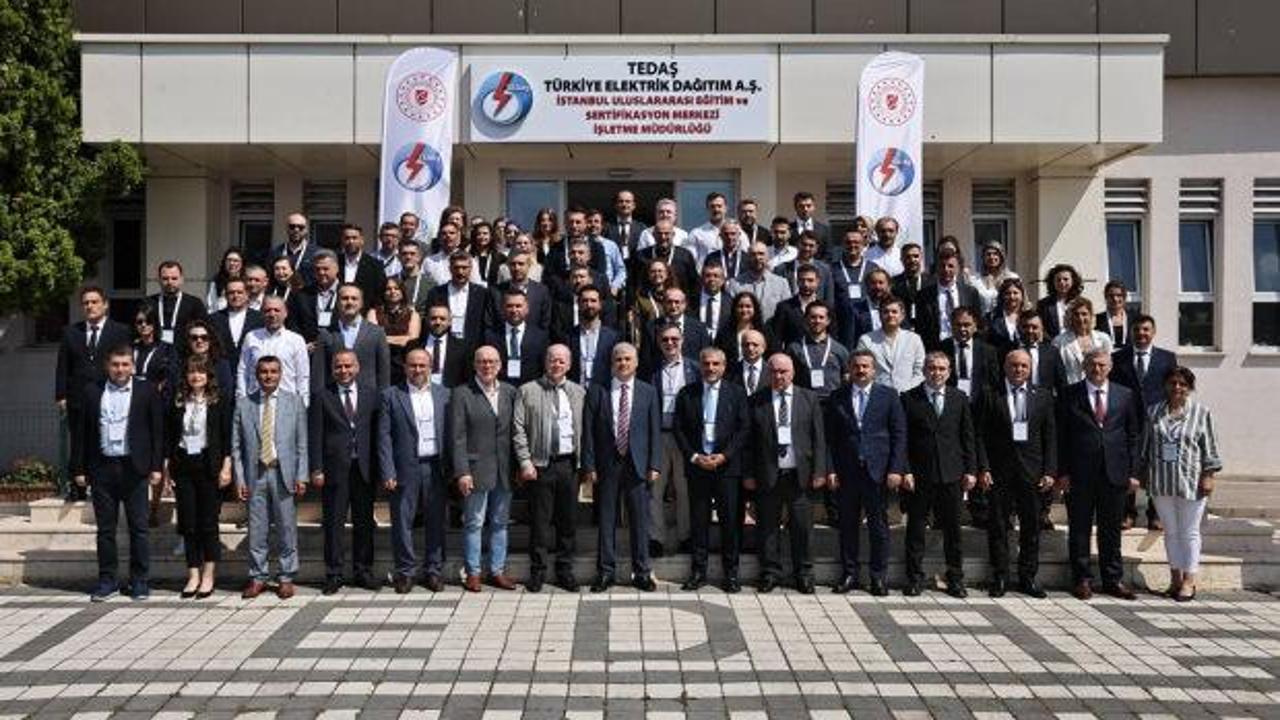 Elektrik dağıtım sektöründe iş sağlığı ve güvenliği sempozyumu katılımcıları