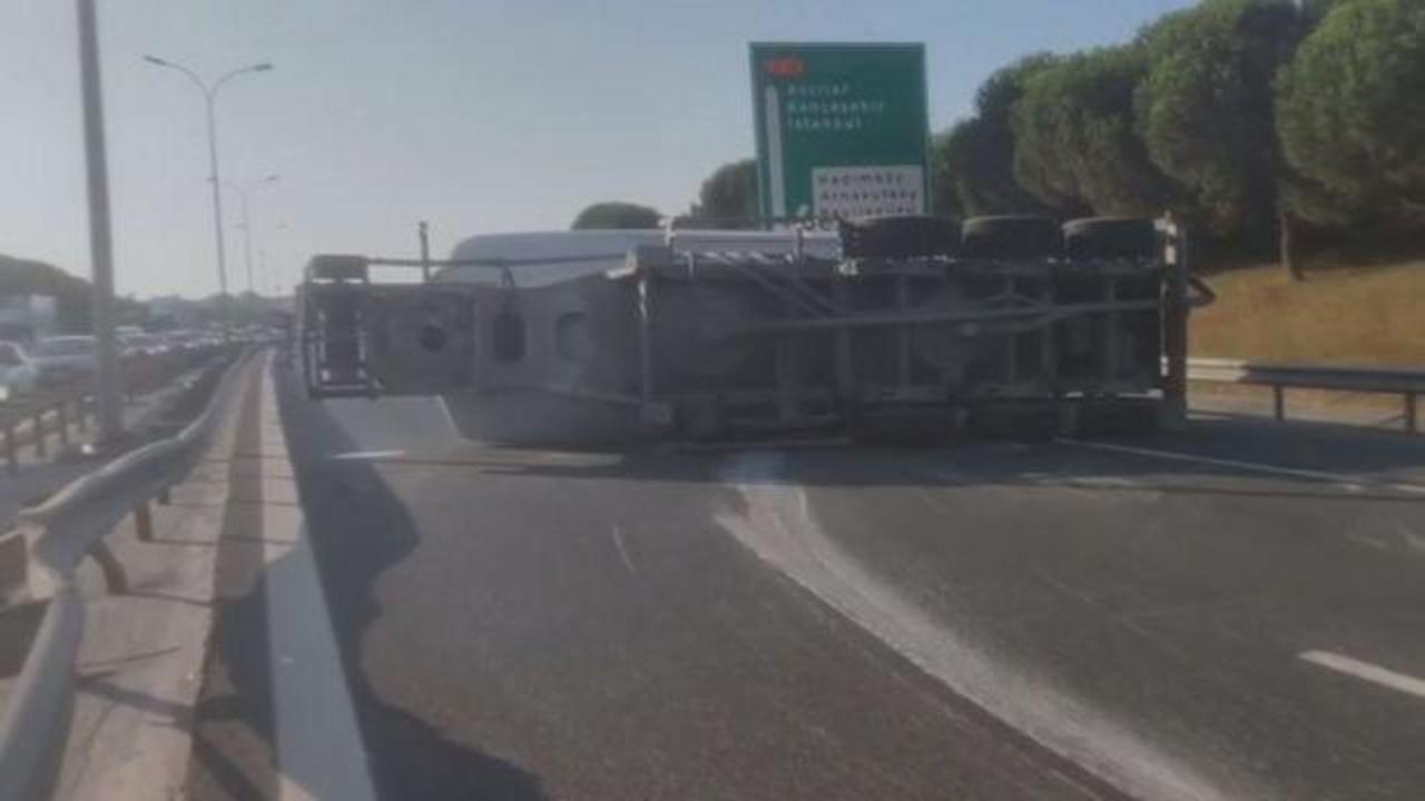 TEM Otoyolu'nda devrilmiş beton tankeri ve trafik ekipleri.