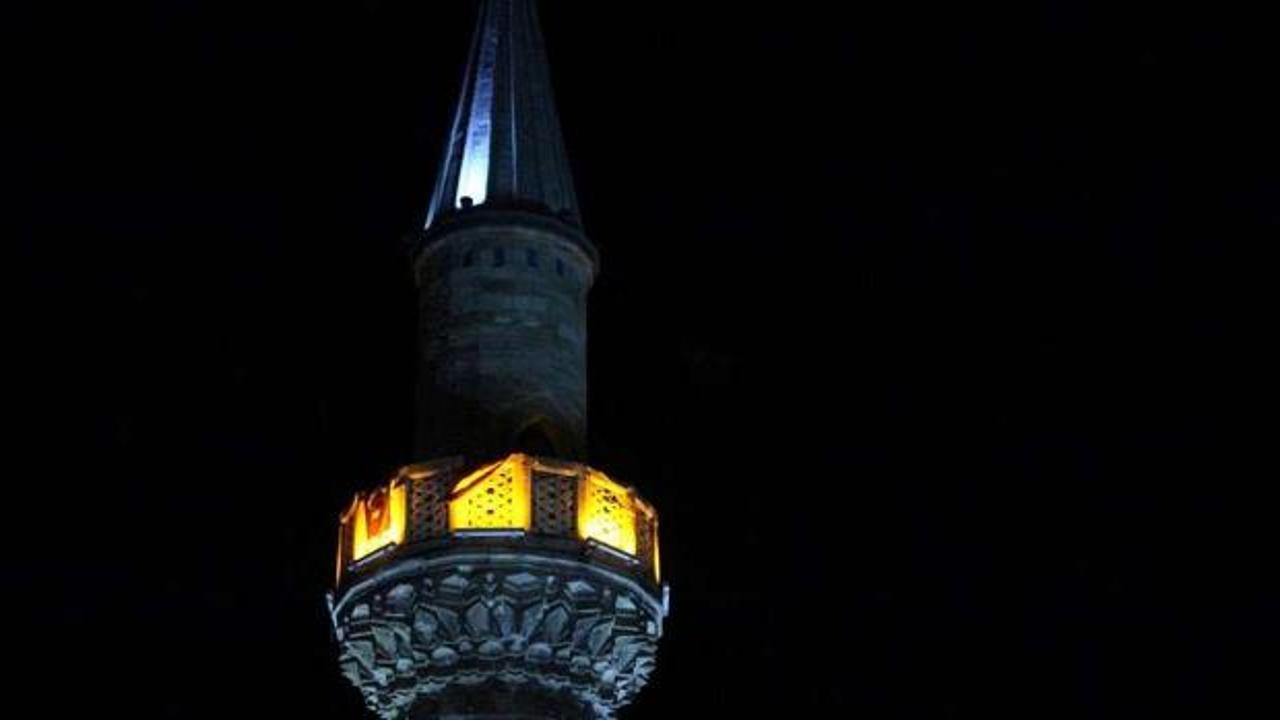 Türkiye haritası üzerinde cami silüetleri ve yükselen sela sesini temsil eden dalgalar.