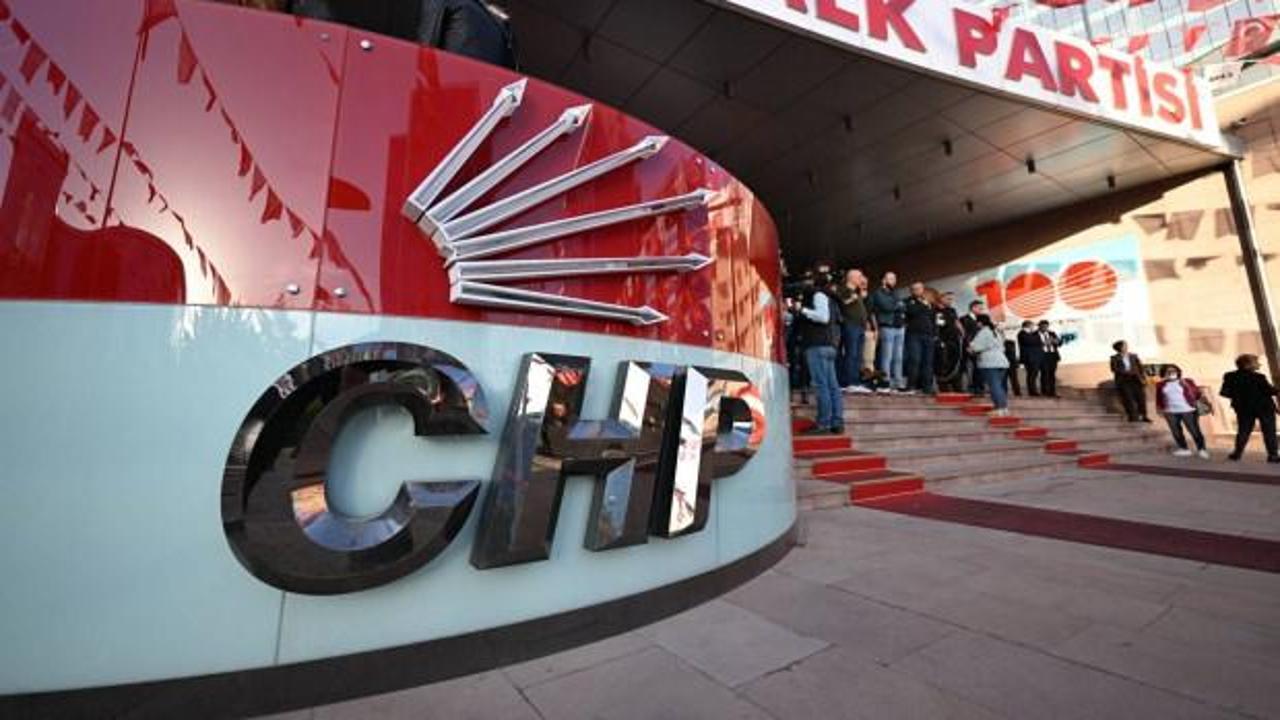 CHP Genel Merkezi önünde toplanmış kalabalık ve parti binası görüntüsü.