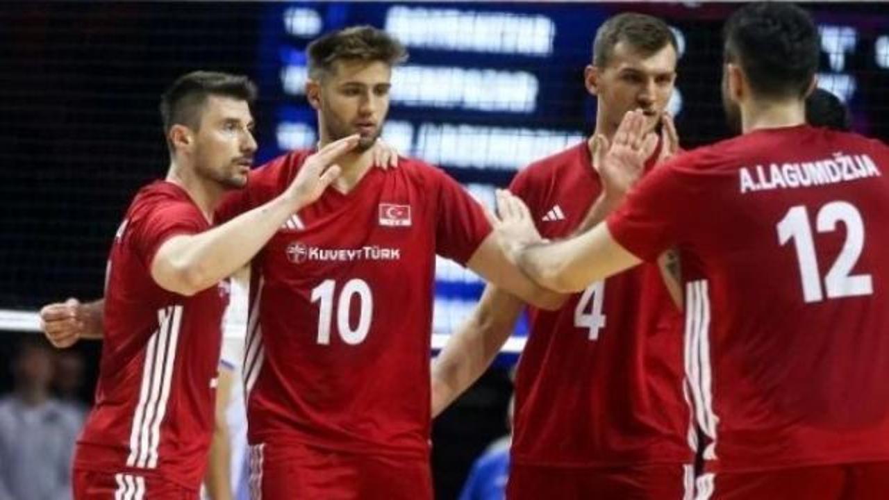 A Milli Erkek Voleybol Takımı oyuncuları sahada mücadele ederken