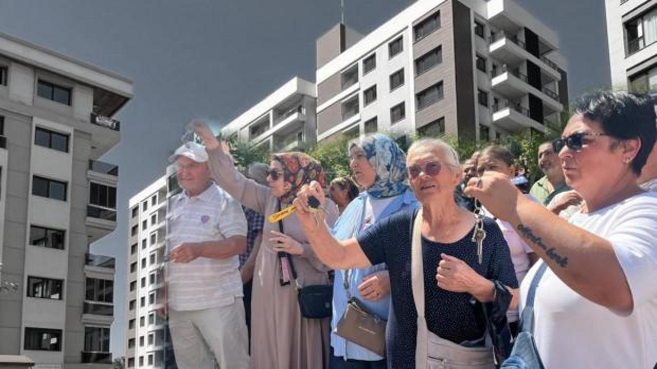 İzmir'de kentsel dönüşüm projesi kapsamında evlerini teslim alamayan hak sahiplerinin şantiye önünde yaptığı anahtarlı protesto eylemi.