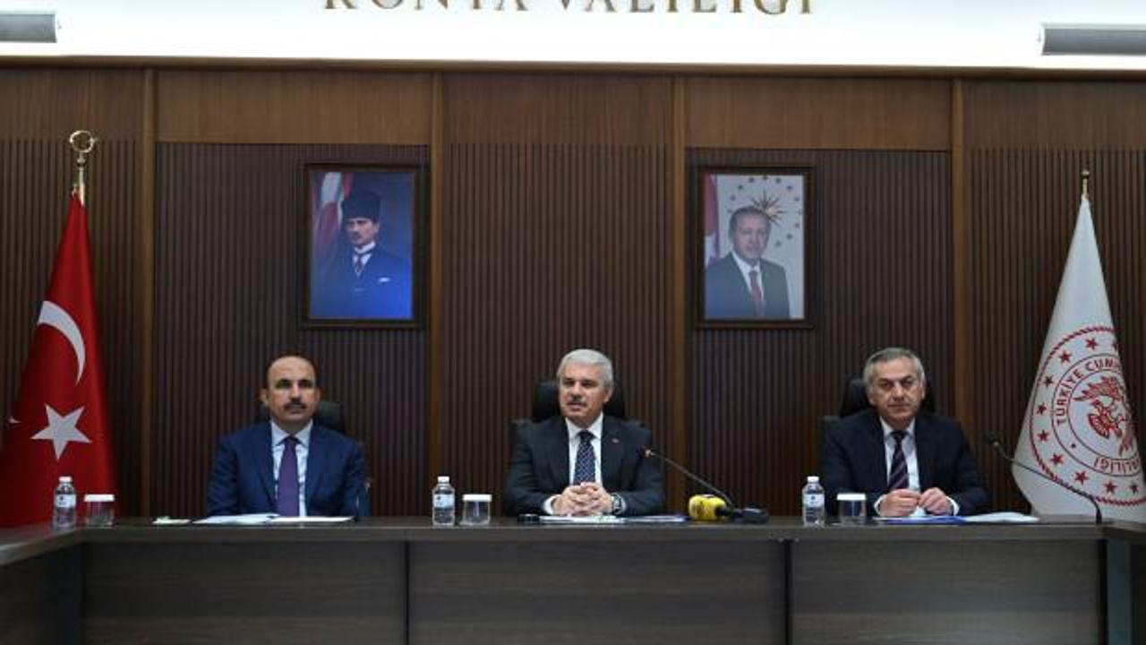 Konya Valisi ve protokol üyeleri LGS şampiyonu öğrencilerle bir arada.