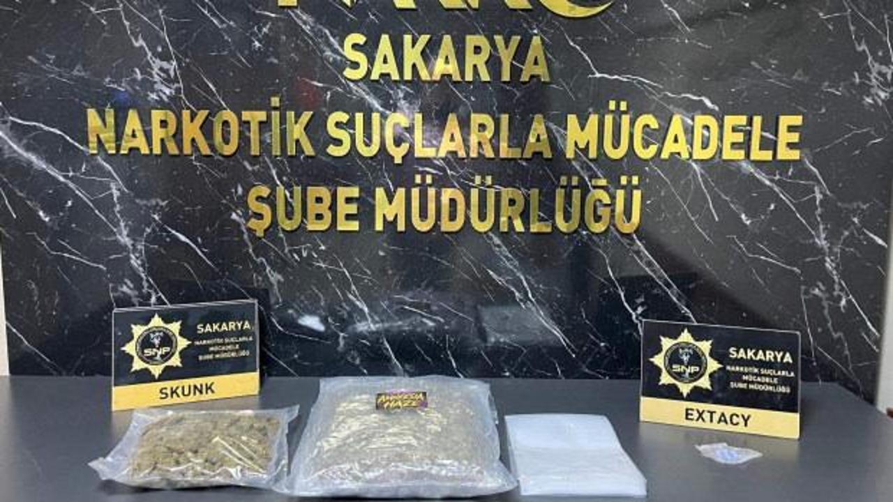 Sakarya'da polis ekiplerince durdurulan araçlarda uyuşturucu maddeler ele geçirildi.