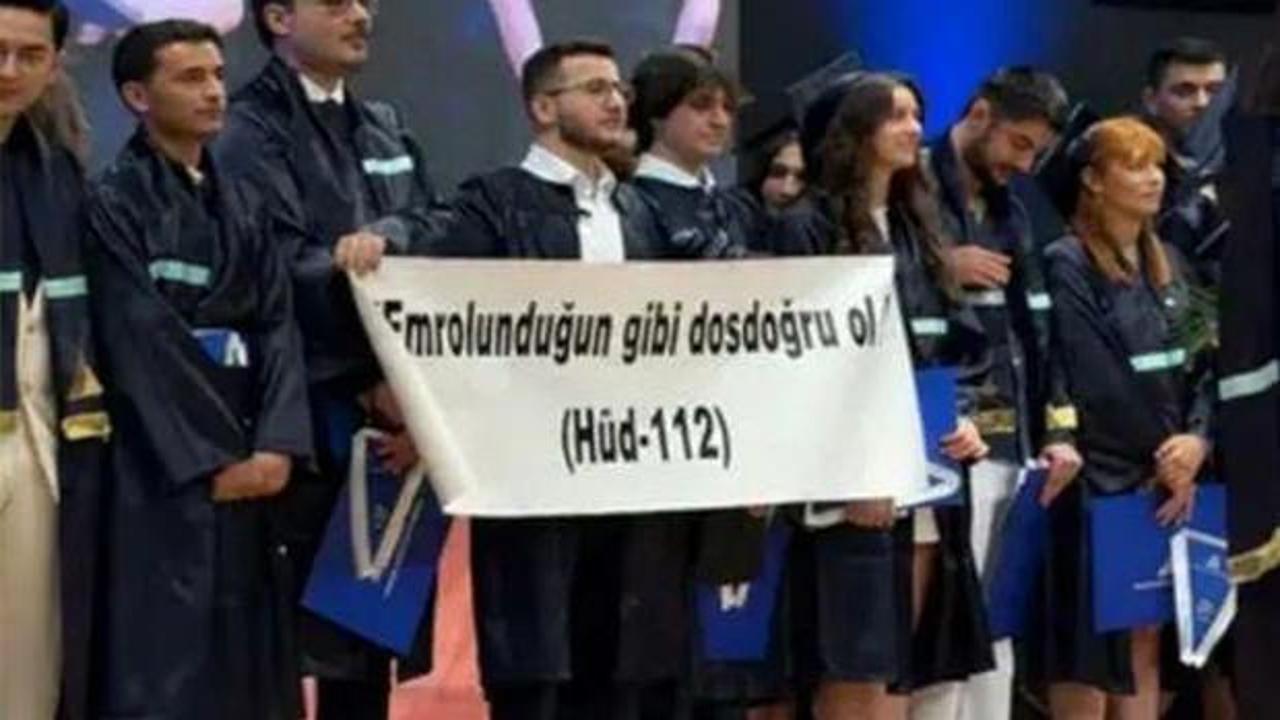 Yeditepe Üniversitesi mezuniyet töreninde açılan ve Kur'an ayeti içeren bir pankart.