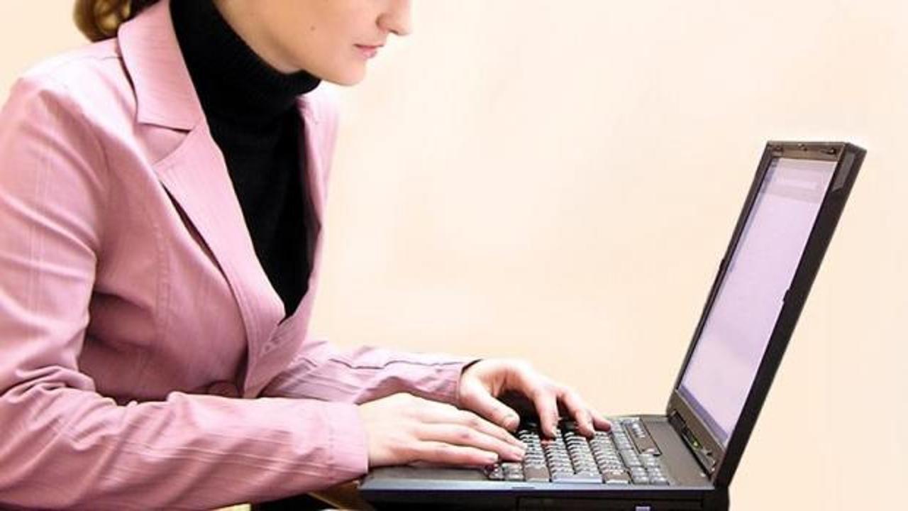 Bir kadın evde çocuklarıyla ilgilenirken ve ev işleri yaparken gösteren bir görsel.
