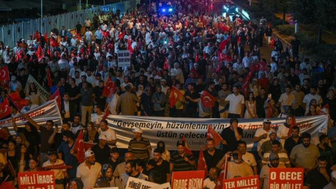 Ankara'da 15 Temmuz anma yürüyüşü yapan vatandaşlar Türk bayrakları taşıyor.