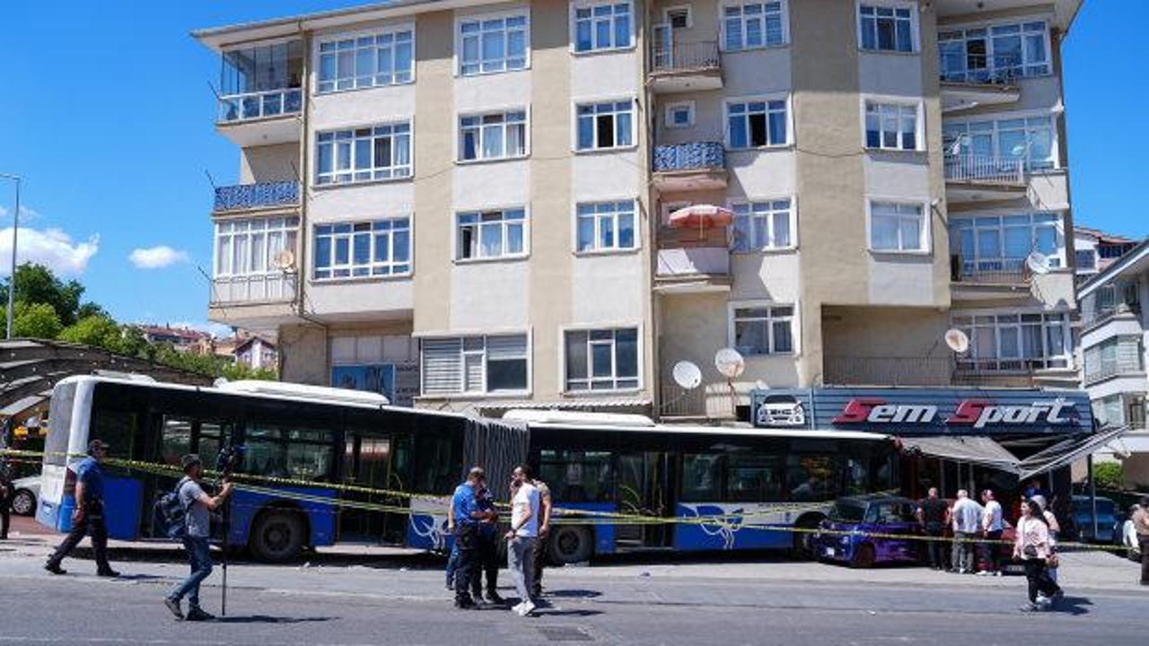 Ankara'da feci kaza: EGO otob&uuml;s&uuml; iş yerine girdi!