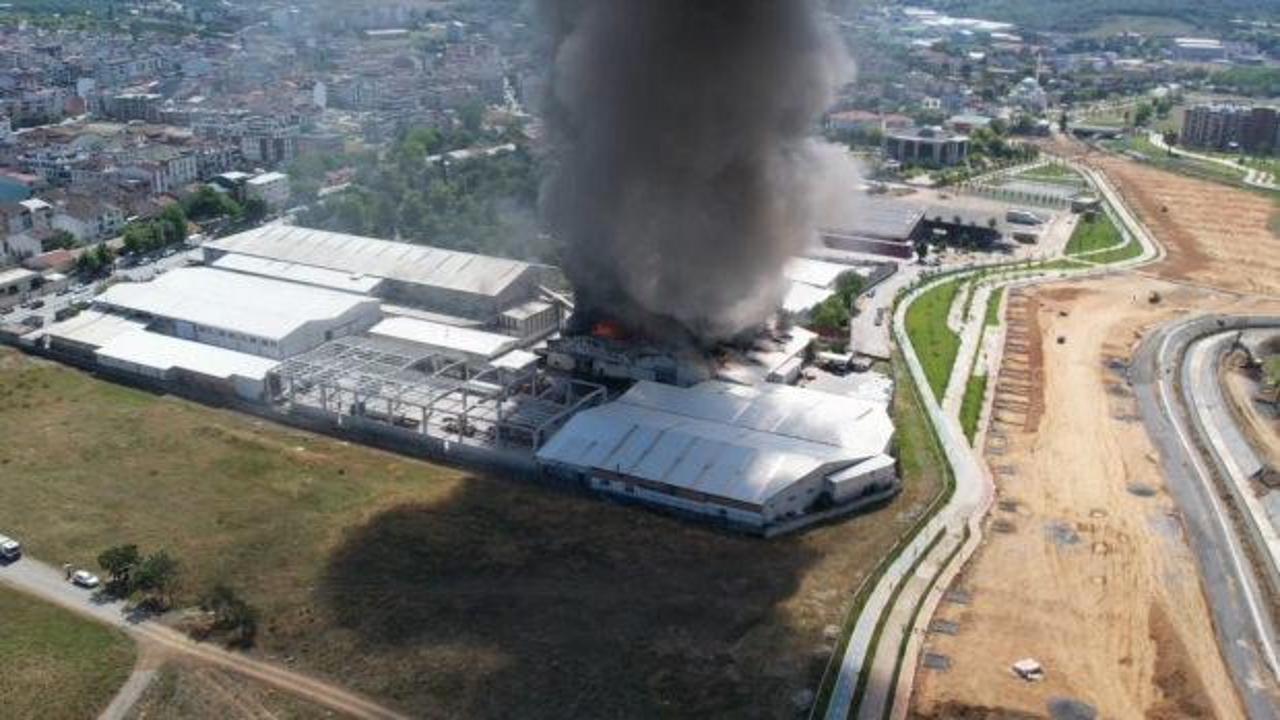 Arnavutköy'de sünger fabrikasında çıkan yangın.