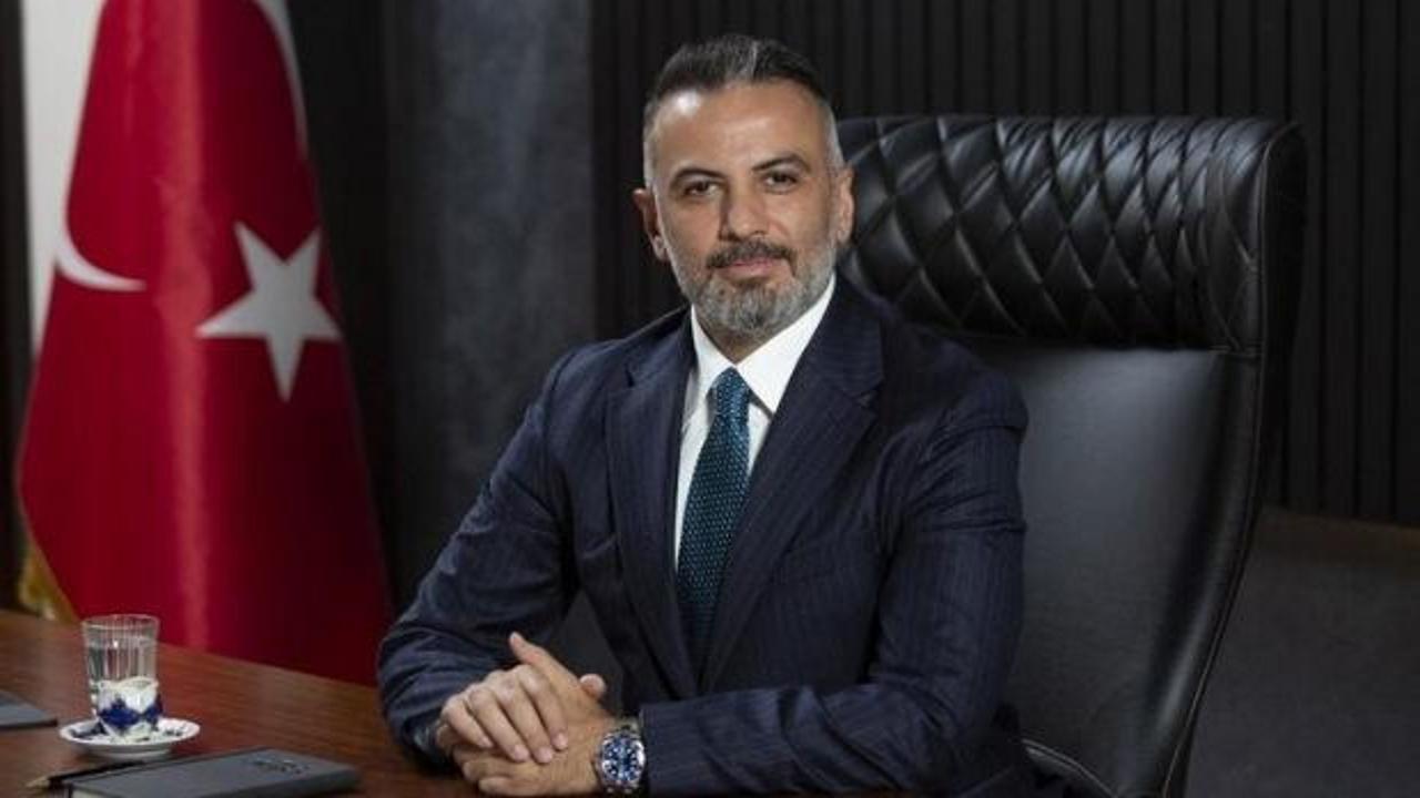 ASKON Genel Başkanı Orhan Aydın bir toplantıda konuşma yaparken çekilmiş fotoğrafı.