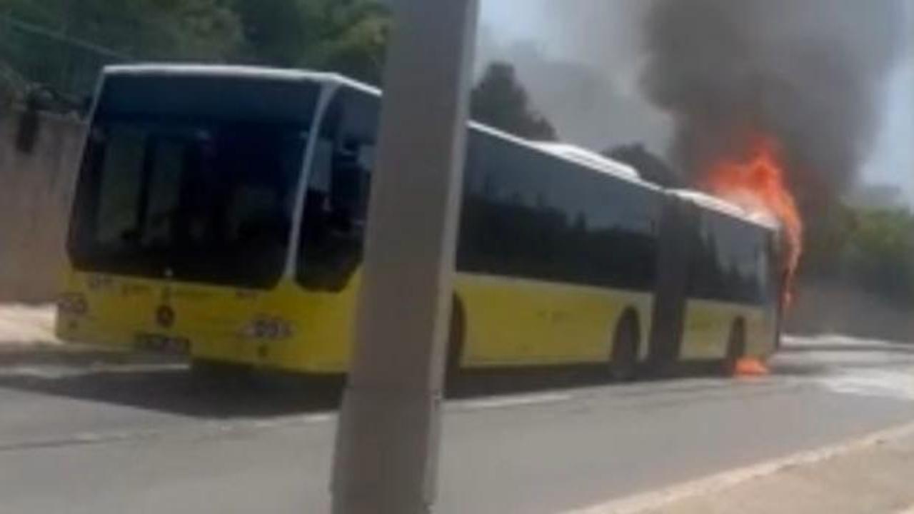 İstanbul'da korku dolu anlar! Seyir halindeki İETT otob&uuml;s&uuml; bir anda alev aldı!