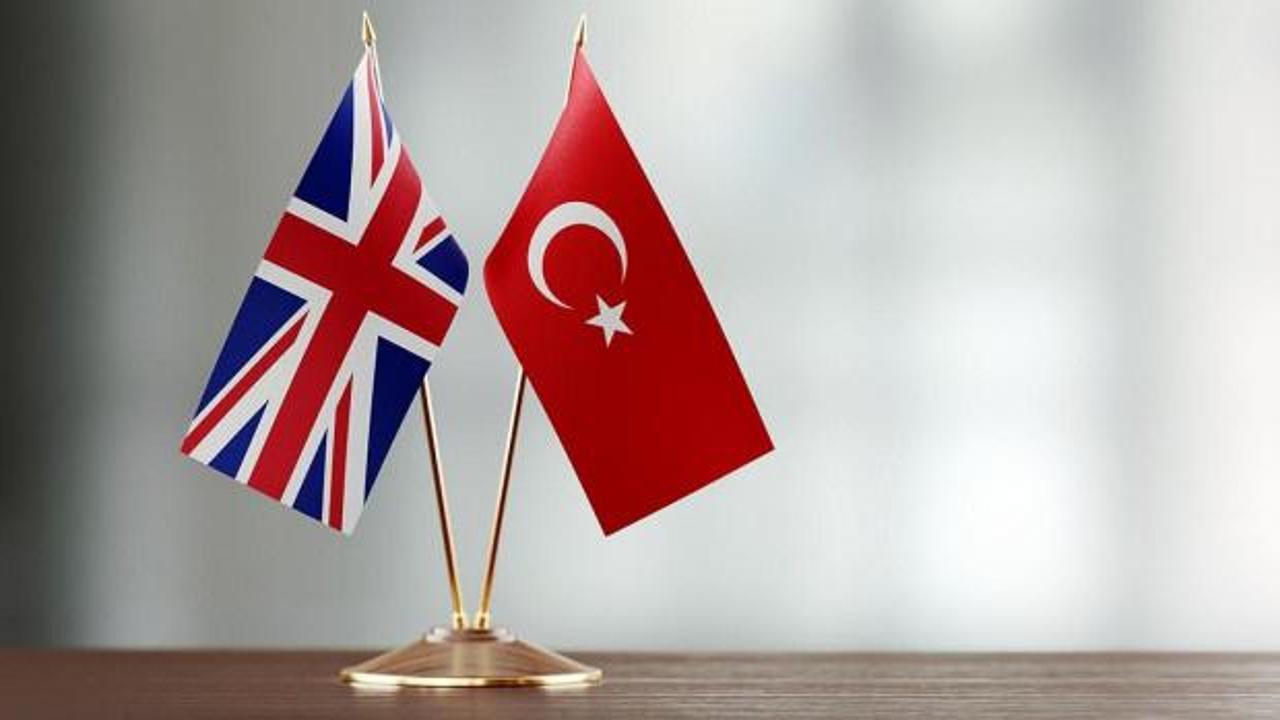 Türkiye ve İngiltere bayrakları yan yana, üzerinde bir ticaret anlaşması sembolü.