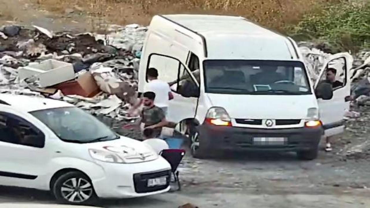 Avcılar'da araziye dökülmüş molozlar ve arkada duran zabıta ekipleri