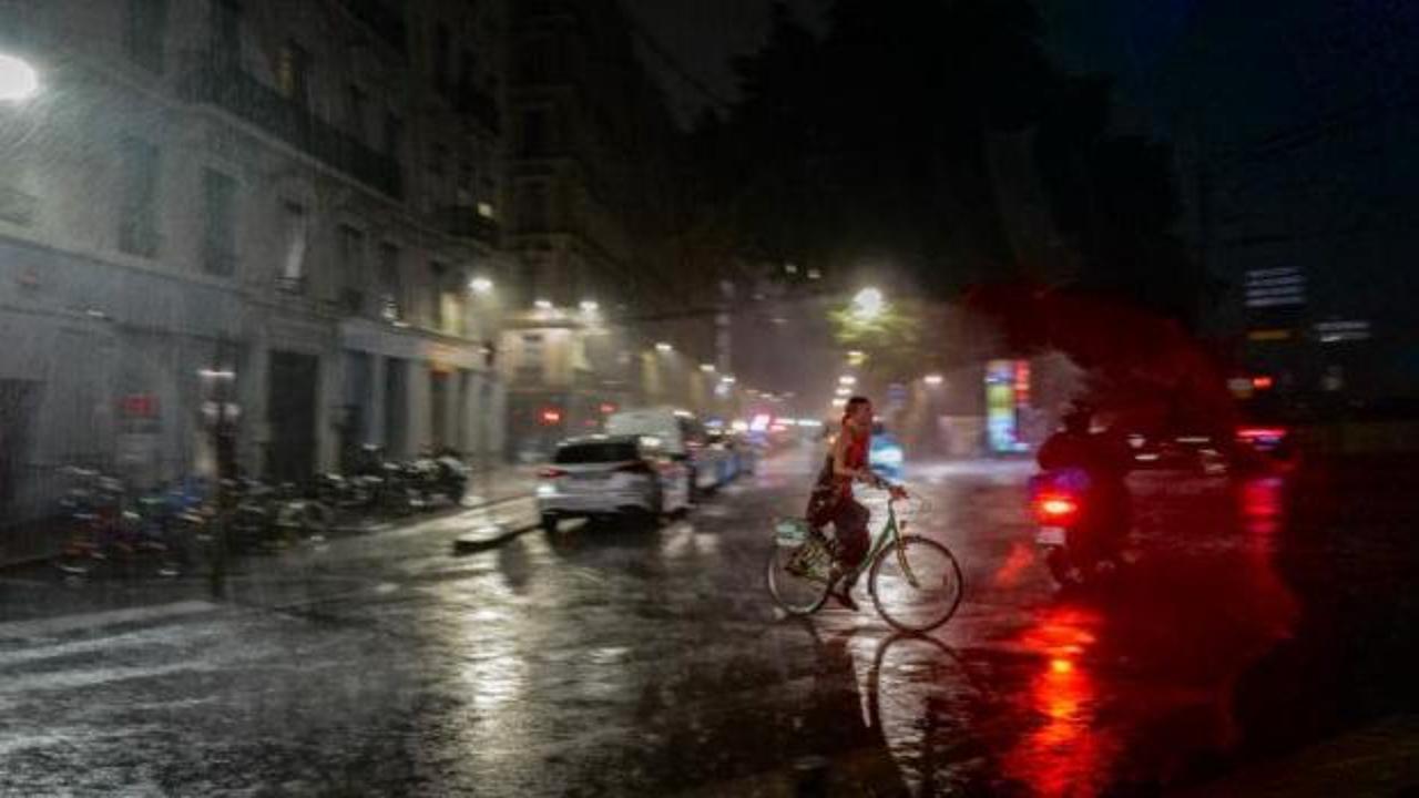 Avrupa'nın g&ouml;beği karanlığa g&ouml;m&uuml;ld&uuml;! Fransa'da şiddetli fırtına!
