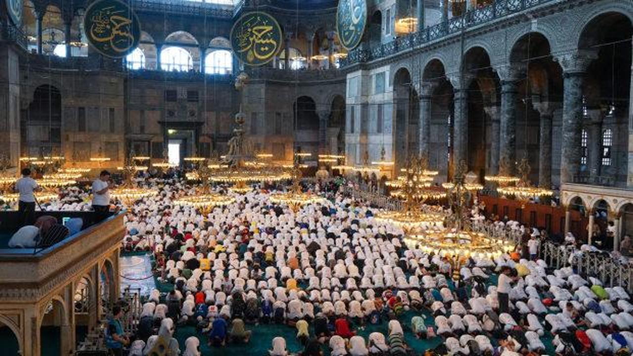 Ayasofya'nın dış cephesinden genel bir görünüm