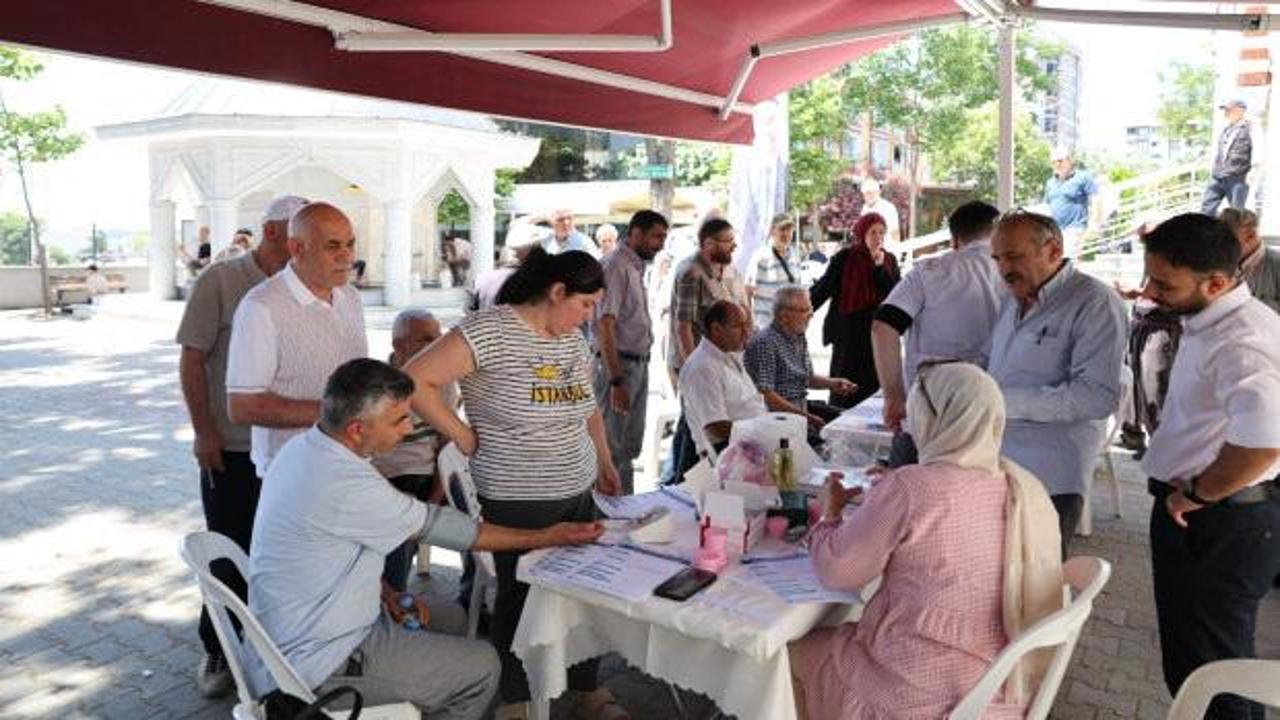 Bağcılar'da cami avlusunda kurulan stantta sağlık taraması yapılıyor.