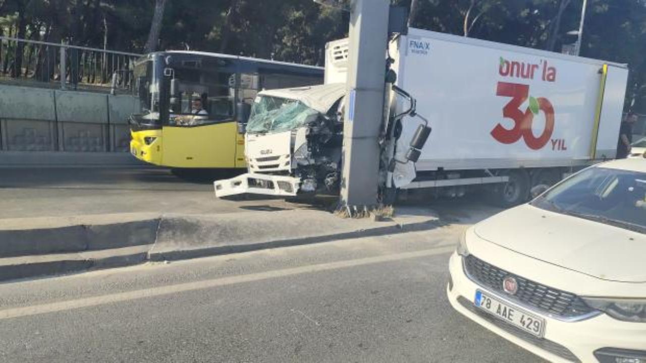 Bah&ccedil;elievler D-100'de feci kaza: Kontrolden &ccedil;ıkan kamyonet direğe ok gibi saplandı