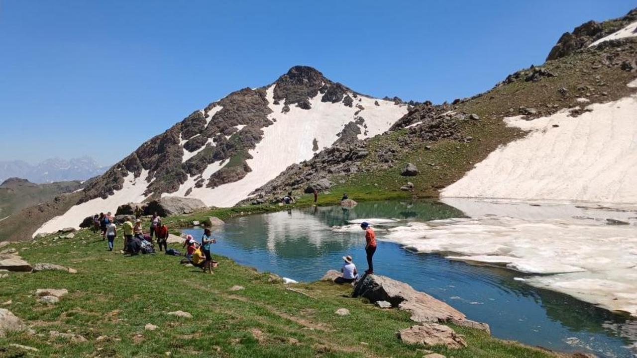 Hakkari'nin dondurucu sularında doğa tutkunları etkinliği.