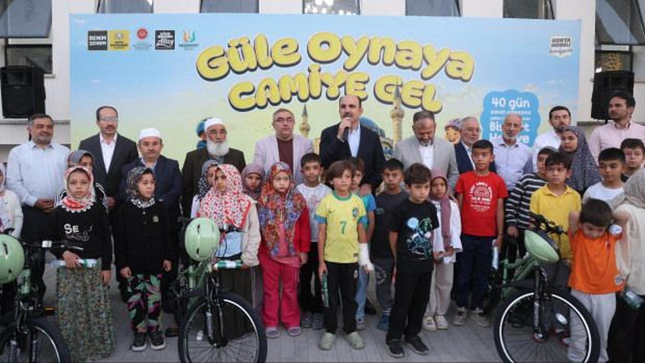 Konya'da 'Güle Oynaya Camiye Gel' projesi kapsamında sabah namazı için camide toplanan çocuklar ve Belediye Başkanı Uğur İbrahim Altay.