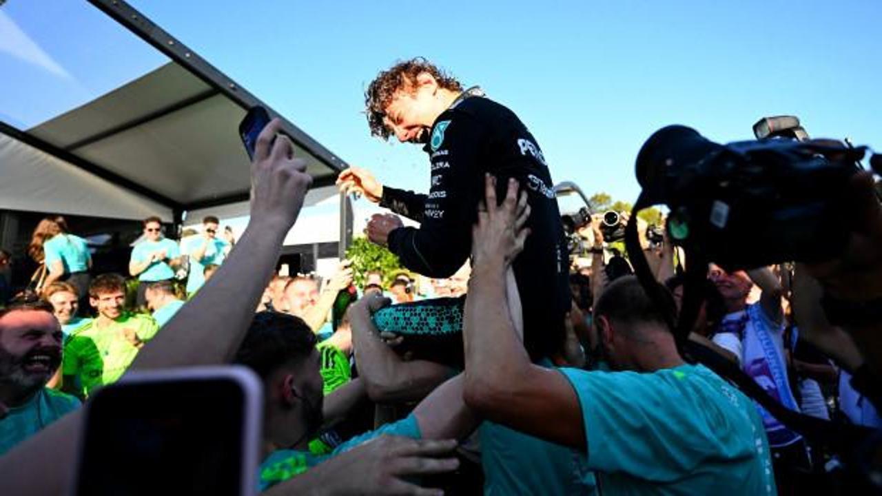 Formula 1 Belçika Grand Prix'sini kazanan Kimi Antonelli'nin podyumda sevinci.
