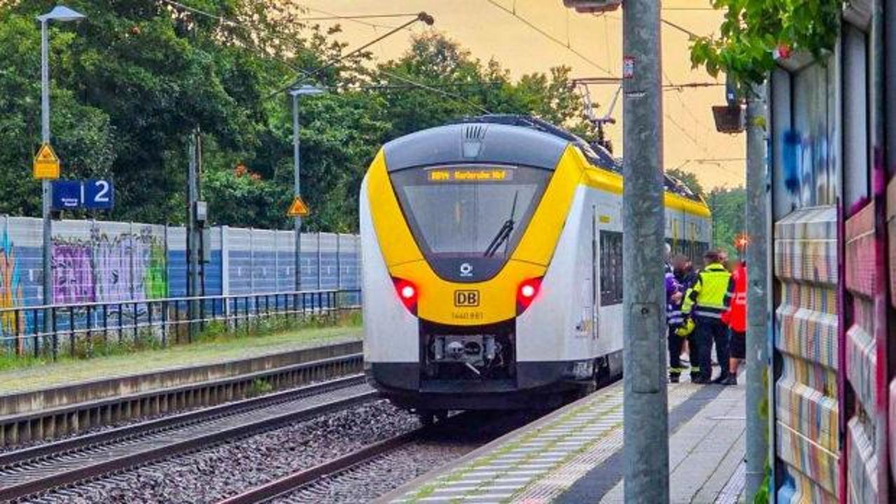 Almanya'da bir güvenlik görevlisinin tren kapısından düşmesi.