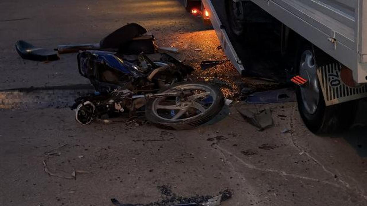 Bolu'da meydana gelen trafik kazasında çarpışan araçlar ve olay yeri incelemesi.