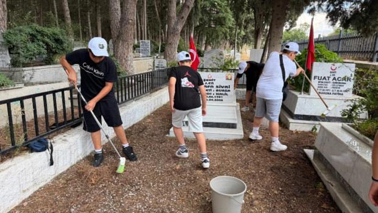 Bursa'da &ccedil;ocuklar şehitleri unutmadı: İznik Şehitliği'ni g&uuml;llerle donattılar