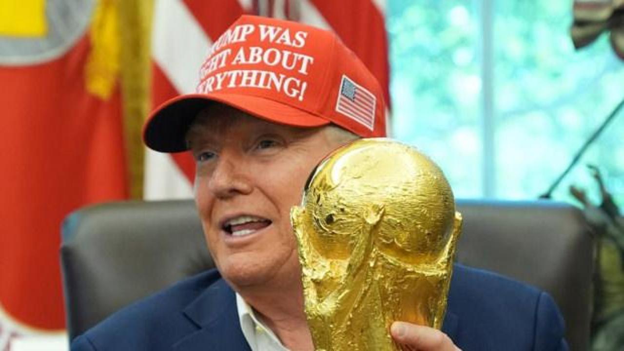 ABD Başkanı Donald Trump'ın Dünya Kupası finalini özel koruma camı arkasında izlediği anı gösteren fotoğraf.