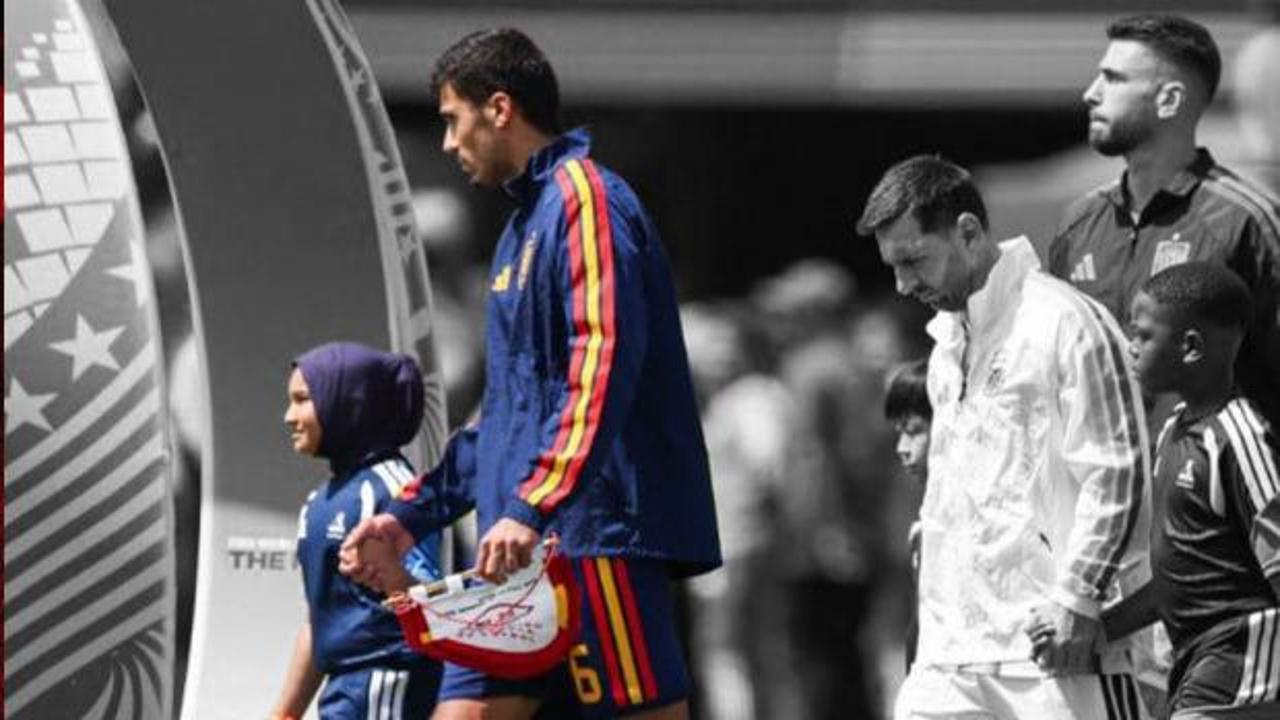 İspanya Milli Takımı kaptanı Rodri, Dünya Kupası finali seremonisinde başörtülü bir kız çocuğu ile el ele yürüyor.