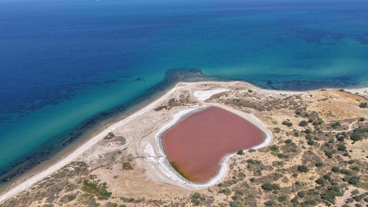 Çanakkale'de kalp şeklinde olan ve pembe renge bürünen Kalp Göl manzarası.