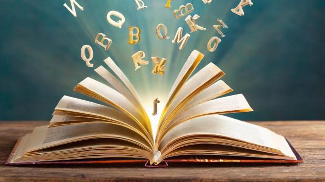 Modern edebiyat eserlerinin kutsal metinlerle olan gizli bağlarını gösteren bir kitap yığını.
