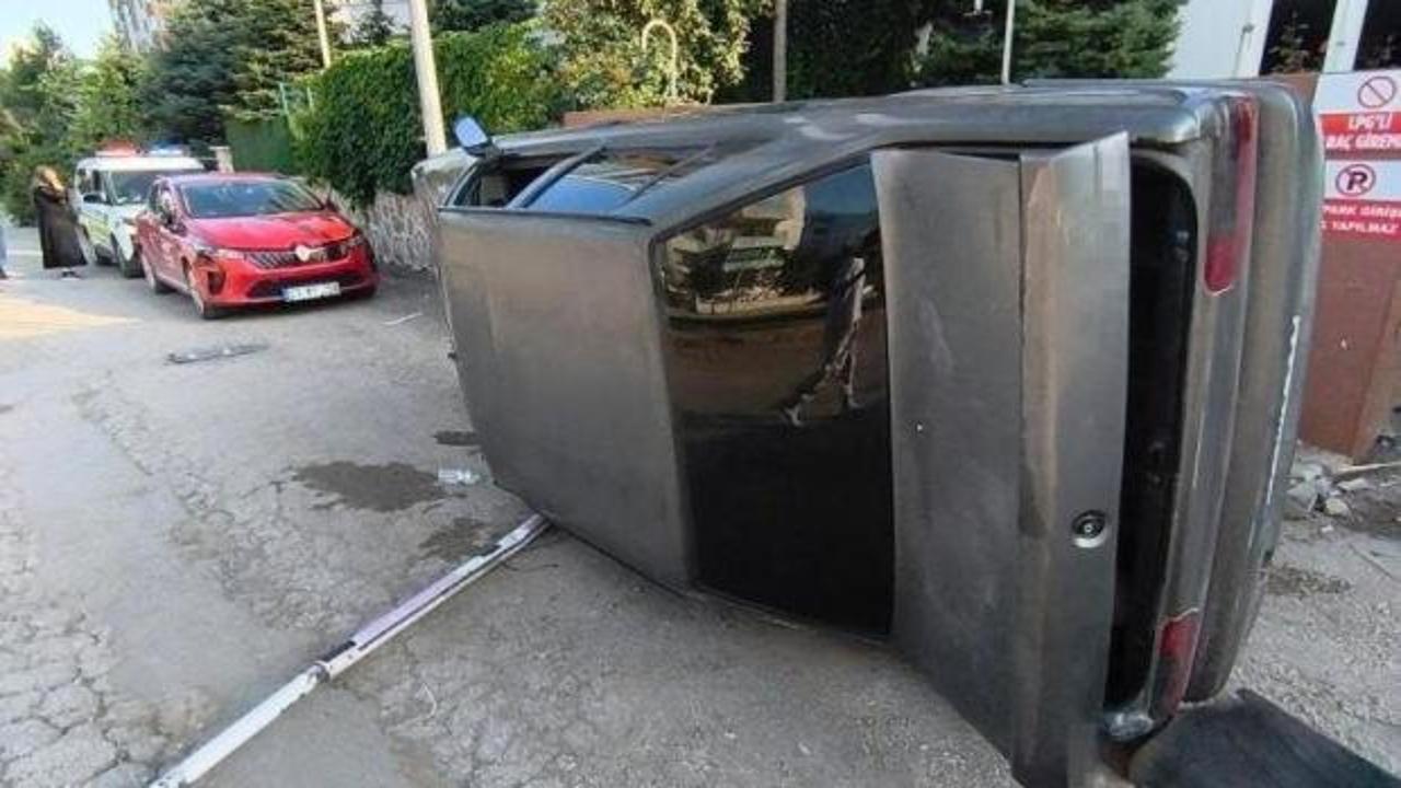 Elazığ'da yan yatan otomobil ve olay yeri incelemesi yapan polis ekipleri.