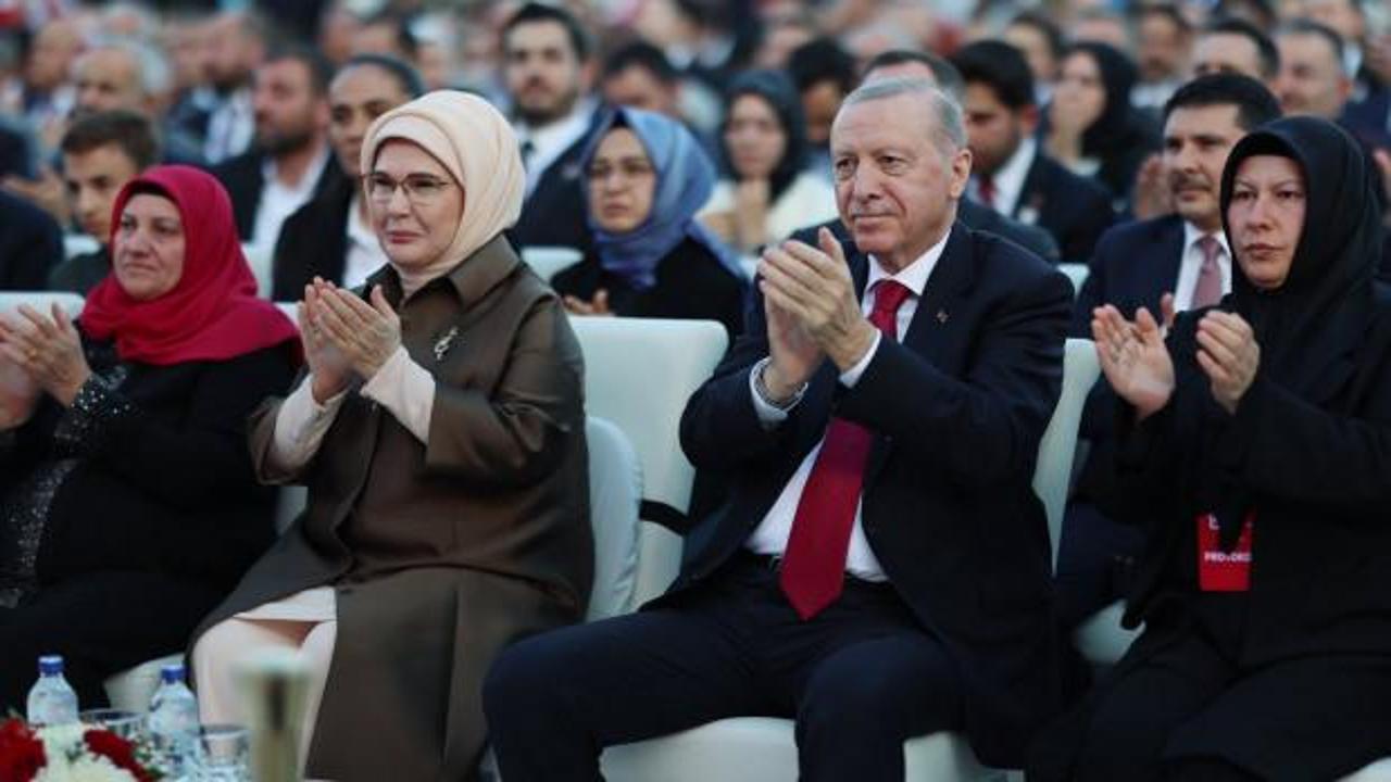 Emine Erdoğan konuşma yaparken