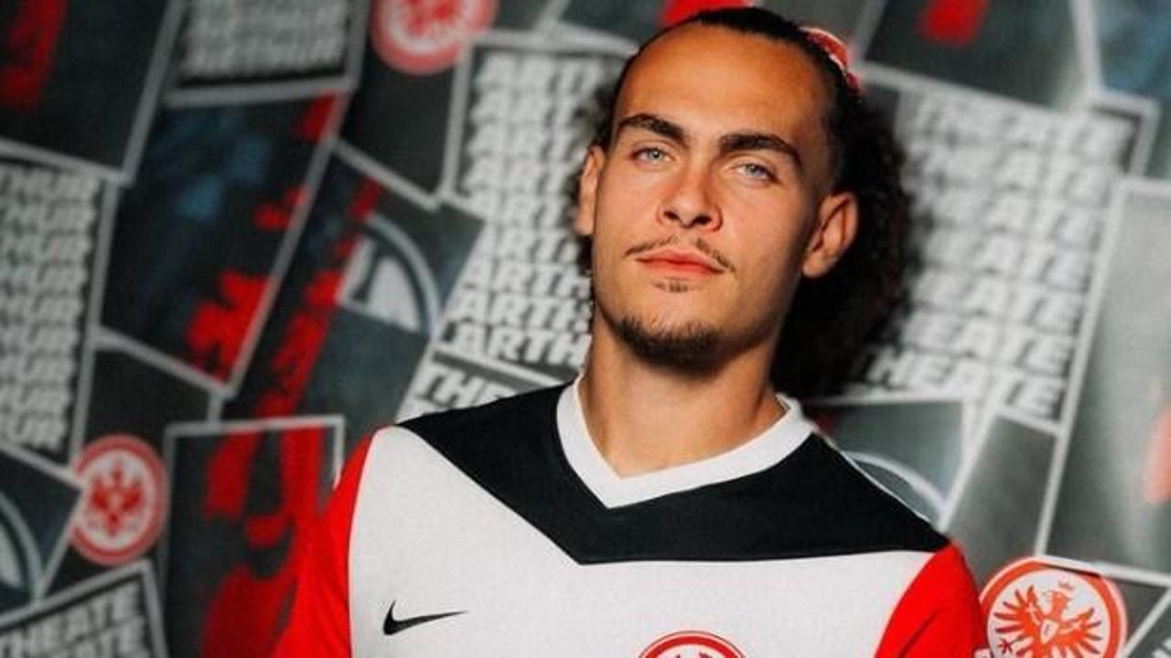 Arthur Theate'nin futbol sahasındaki bir fotoğrafı