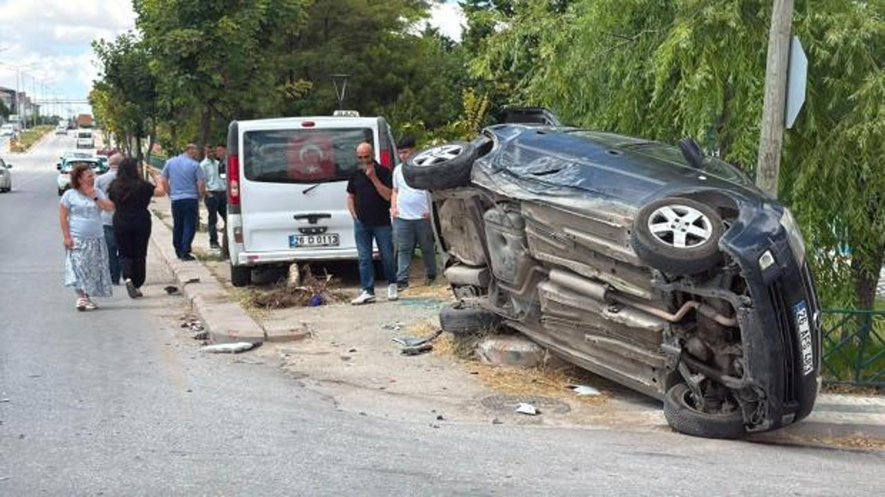 Eskişehir'de dolmuşun otomobile çarptığı trafik kazası sonrası yan yatmış otomobil.