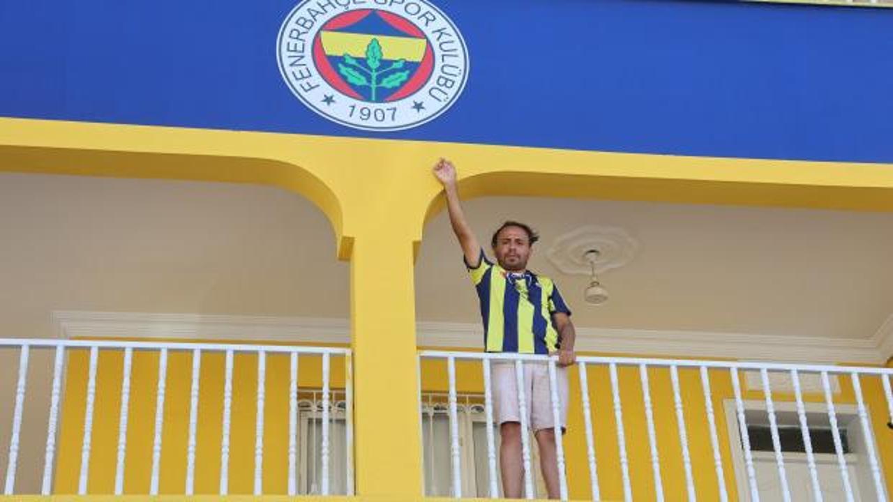 Hatay'ın Reyhanlı ilçesinde Fenerbahçe'nin sarı-lacivert renklerine boyanmış 3 katlı ev ve önündeki Fenerbahçe amblemi.
