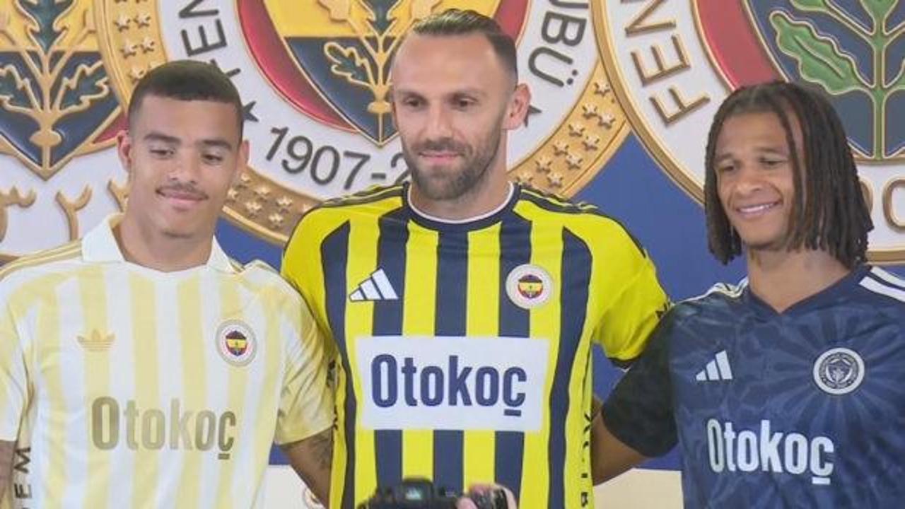 Fenerbahçe'nin yeni transferleri Mason Greenwood, Nathan Ake ve Vedat Muriqi imza töreninde.